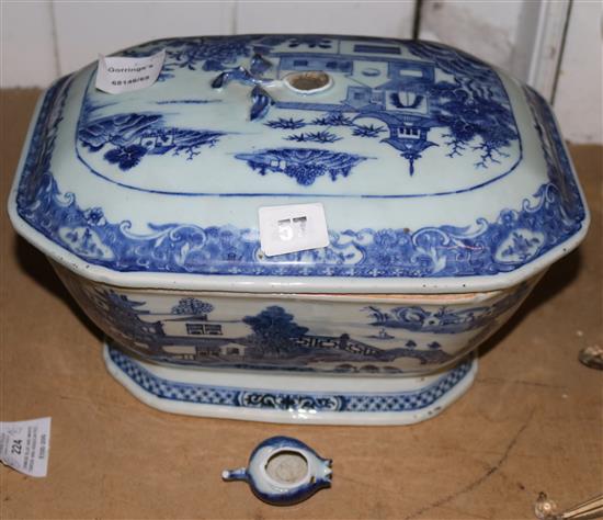 Chinese blue and white tureen and associated cover, Qianlong period, 34cm, restored (& broken finial)